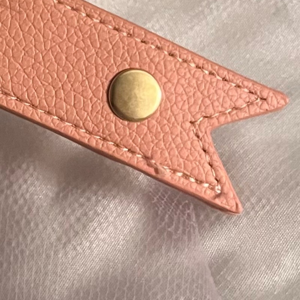 NIP! 💕Thirty-one 💕 Coral Peach Smooth Pebble Cord Wrap Keychain. Initial: L - Picture 4 of 10